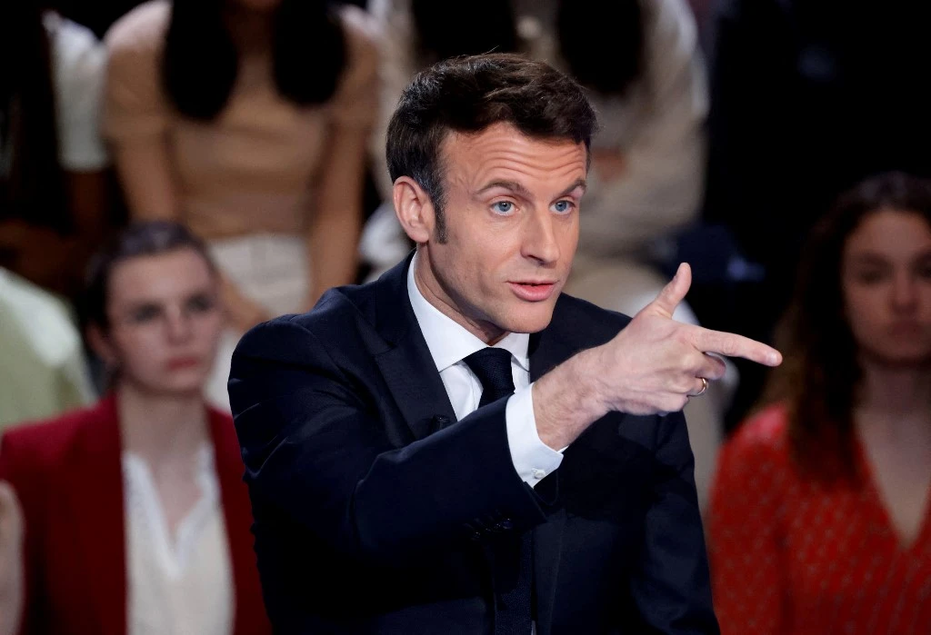 Présidentielle: Macron le candidat descend dans l'arène