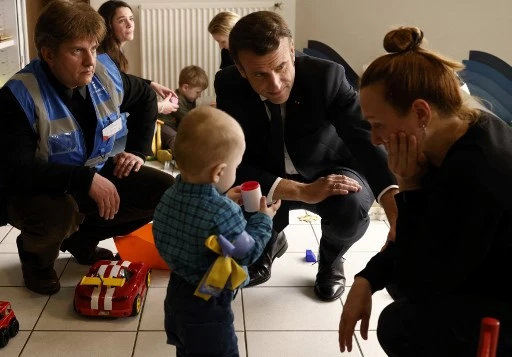Macron loue «la fraternité française» en rencontrant des réfugiés ukrainiens