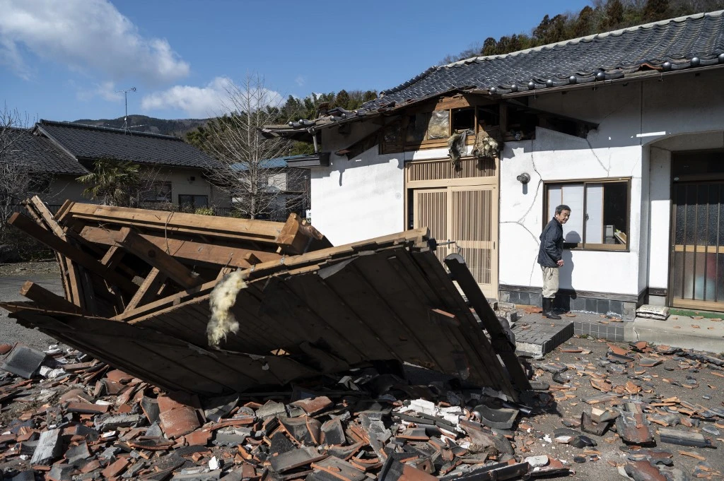 Un restaurant endommagé à Shiroishi, dans la préfecture de Miyagi, le 17 mars 2022, après le séisme de magnitude 7,4 qui a secoué l'est du Japon la nuit précédente. (AFP).
