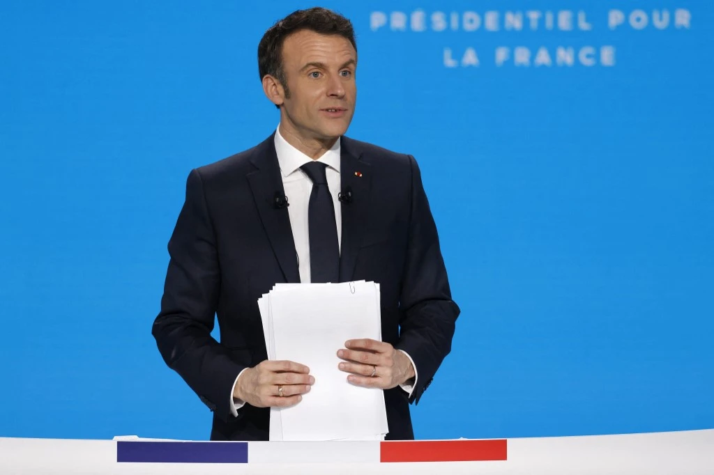 Présidentielle: le candidat Macron promet baisses d'impôts et plein emploi