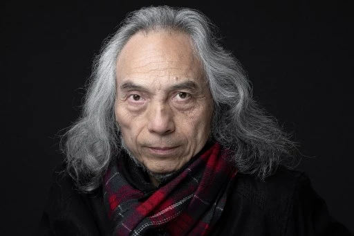 L'artiste chinois Ma Desheng pose dans son atelier lors d'une séance photo à Paris le 17 mars 2022. (Joël Saget / AFP)