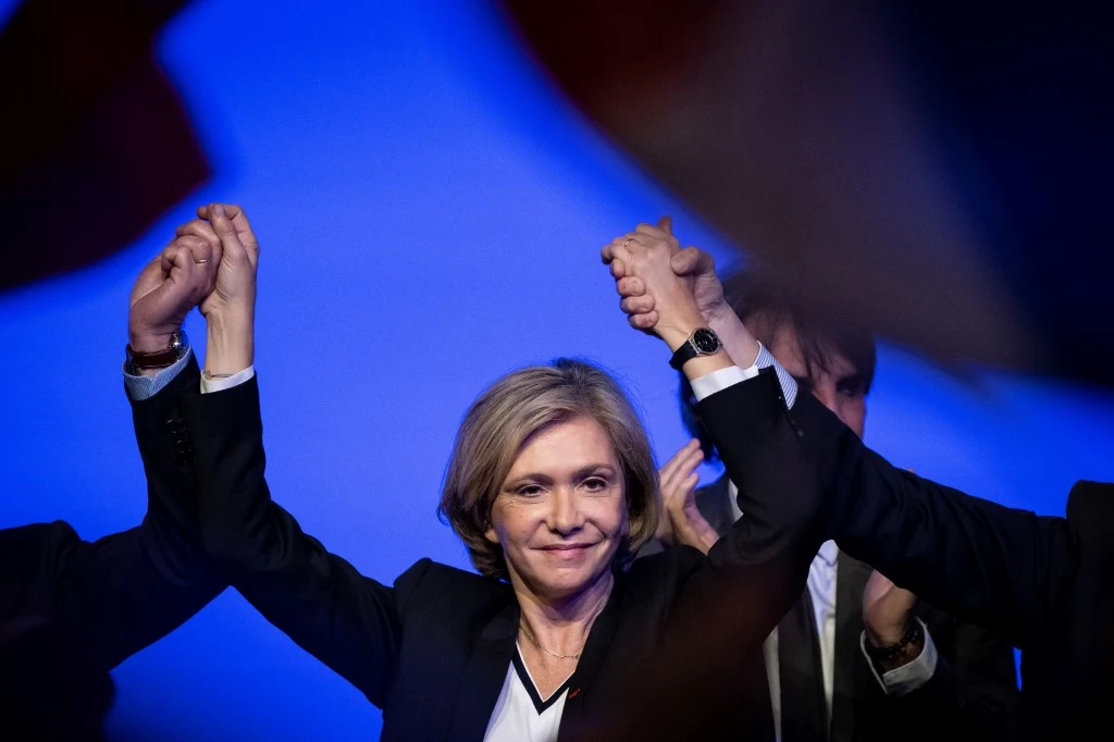 Présidentielle: Macron défend son projet, un «candidat-caméléon» pour Pécresse