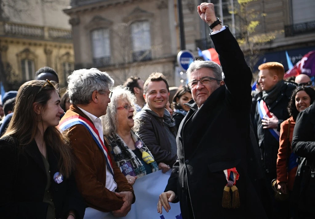 A gauche, le vote utile plane sur les meetings du weekend