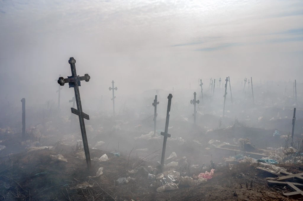 Ukraine: nouvel effort pour sortir les civils de Marioupol dévastée, Kiev sous couvre-feu