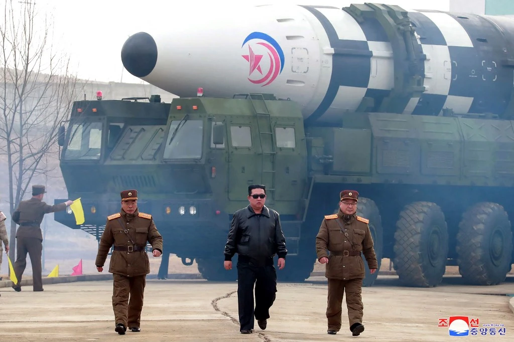 Corée du Nord: Kim a ordonné le tir d'un puissant missile balistique intercontinental