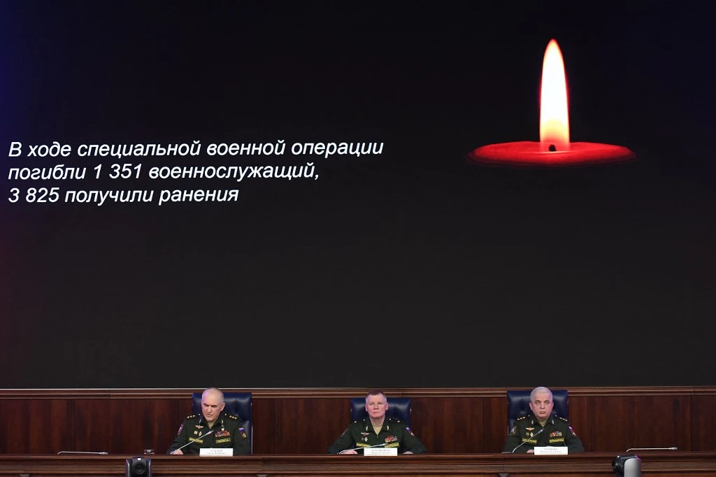 (De gauche à droite) Sergueï Roudskoï, un haut représentant de l'état-major général, le porte-parole du ministère de la Défense Igor Konashenkov et Mikhaïl Mizintsev, chef du Centre de contrôle de la défense nationale russe, lors d'un briefing sur l'action militaire russe en Ukraine, à Moscou, le 25 mars 2022. (AFP).