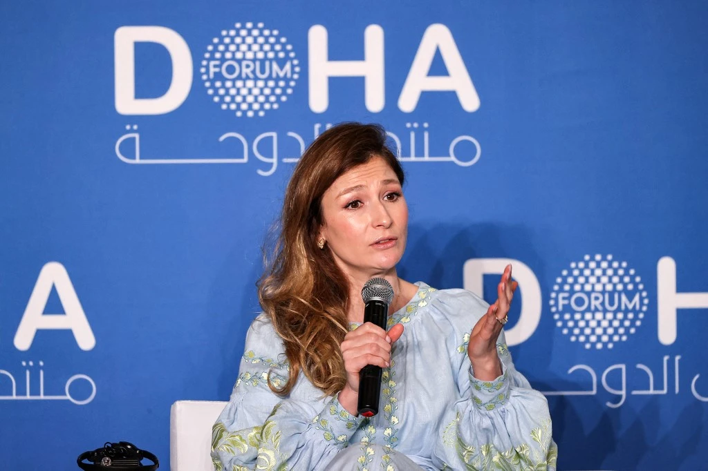 La première vice-ministre ukrainienne des Affaires étrangères, Emine Djaparova, participe à une session plénière intitulée "La désinformation et la guerre pour la vérité", lors du Forum de Doha, dans la capitale du Qatar, le 26 mars 2022. (AFP).