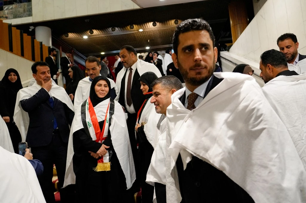 Des membres irakiens du bloc sadriste (du leader chiite Moqtada Sadr), se rassemblent à l'intérieur du Parlement irakien dans la capitale Bagdad, avant l'élection présidentielle du pays, le 26 mars 2022. (AFP).
