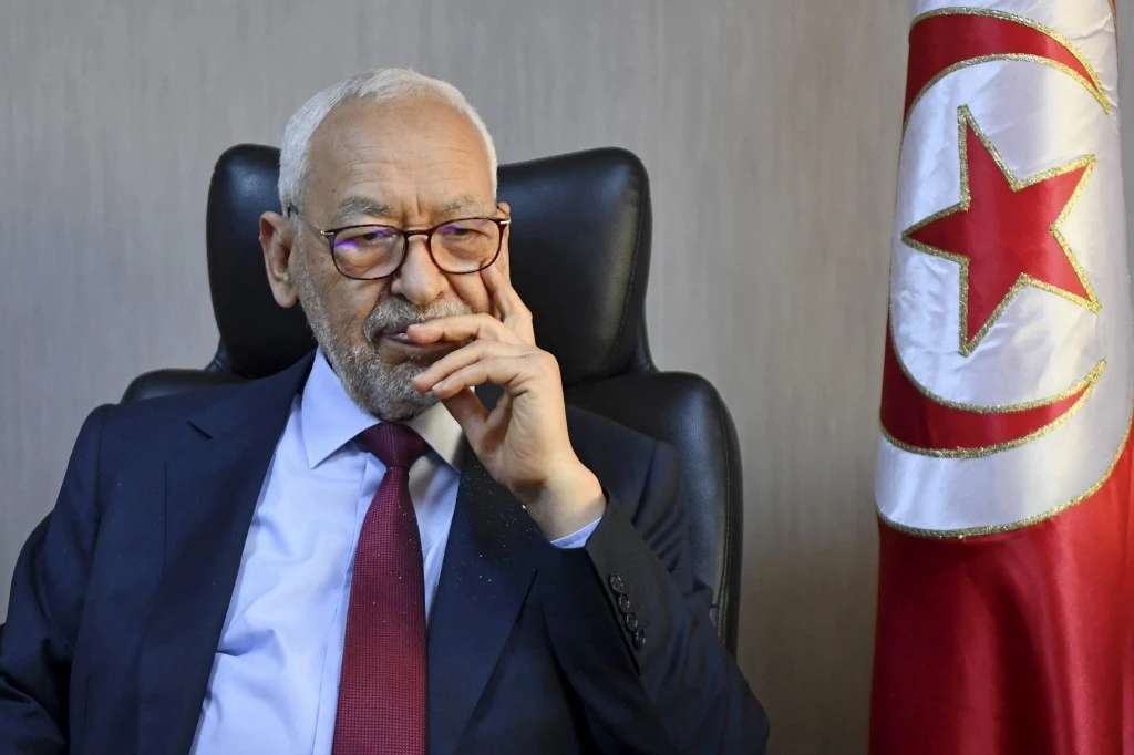 Le président du Parlement Rached Ghannouchi, chef du parti d'inspiration islamiste Ennahdha, lors d'un entretien avec l'AFP dans son bureau à Tunis le 31 mars 2022.(AFP)