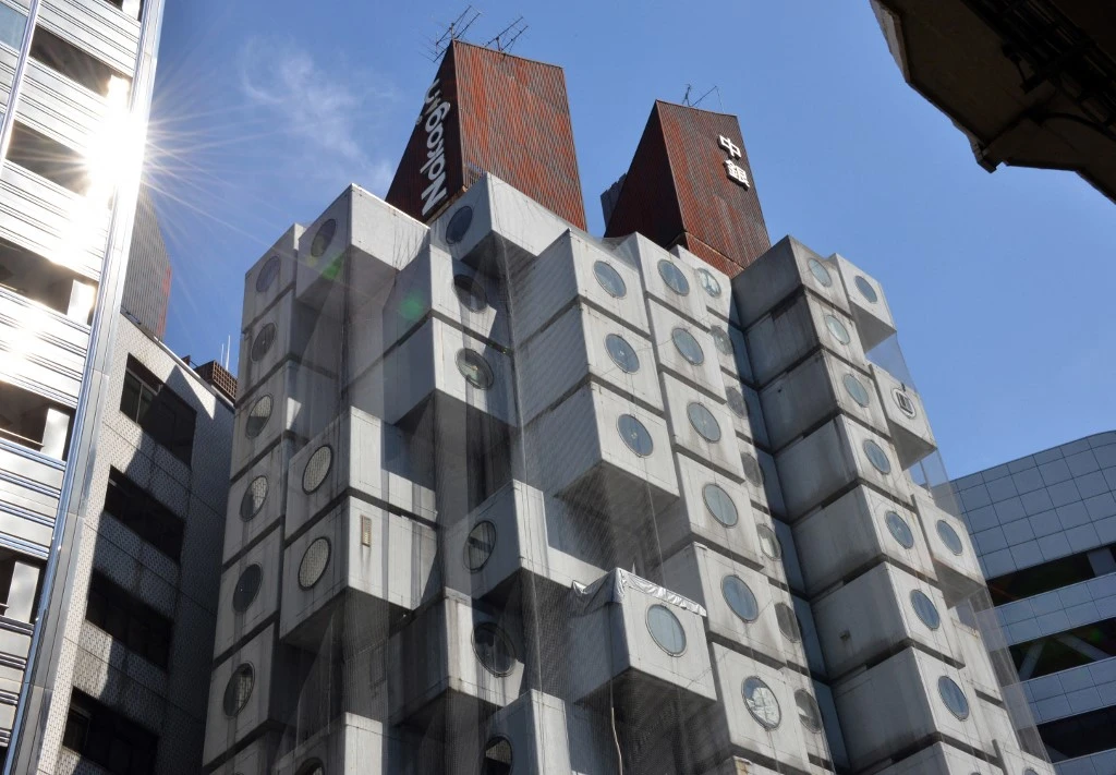 A Tokyo, les appartements-capsules de la tour Nakagin vivent leurs dernières heures