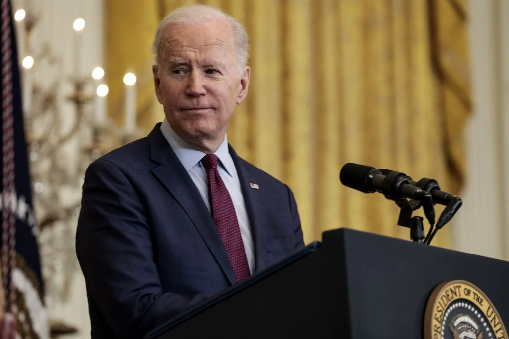 Des élus du Congrès américain exhortent Biden à interdire l'achat de pétrole russe