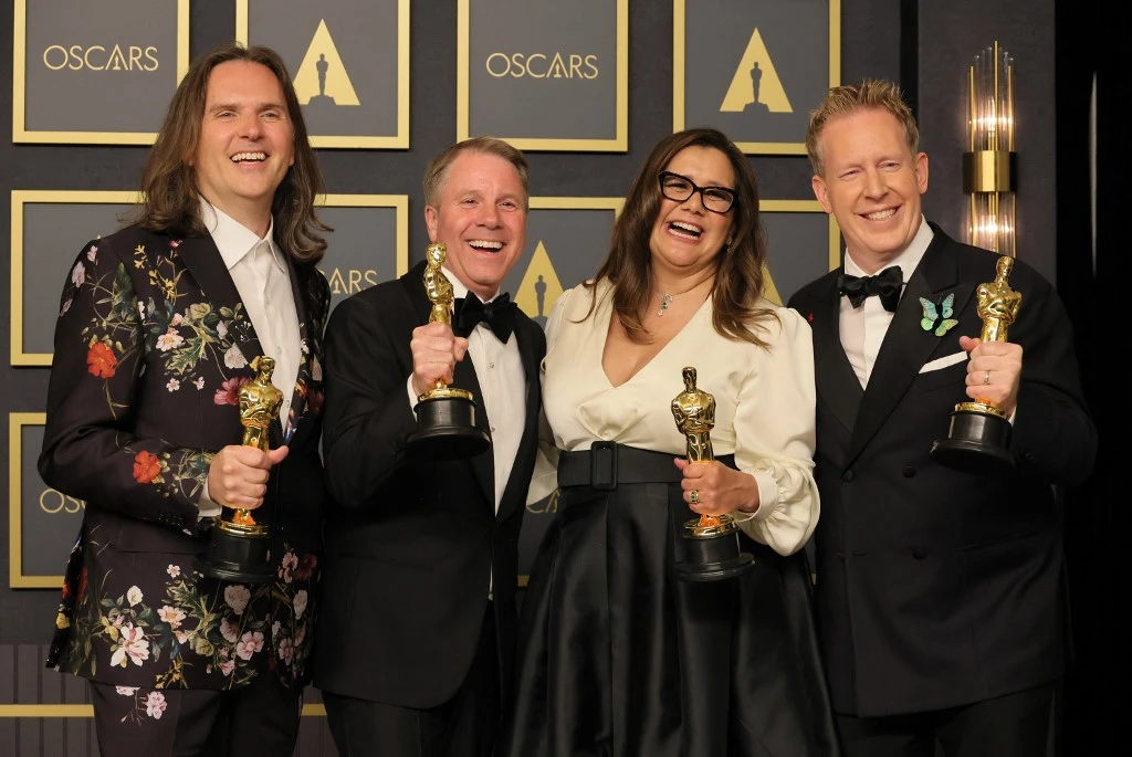 (De gauche à droite) Byron Howard, Clark Spencer, Yvett Merino et Jared Bush, lauréats du prix du film d'animation pour 'Encanto', posent dans la salle de presse lors de la 94e cérémonie annuelle des Oscars au Hollywood and Highland le 27 mars 2022 à Hollywood, en Californie. (AFP).