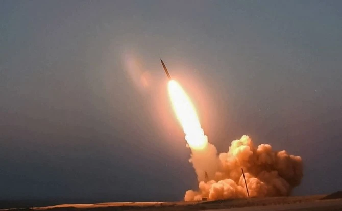 Un missile balistique baptisé Qasem Soleimani, du nom du défunt commandant du Corps des gardiens de la révolution iranienne, est lancé vers un lieu non divulgué. (Fichier/AFP)