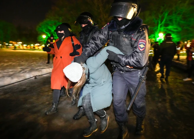 La police retient des manifestants lors d'une action contre l'attaque de la Russie sur l'Ukraine à Saint-Pétersbourg, en Russie, lundi 28 février 2022. (AP)