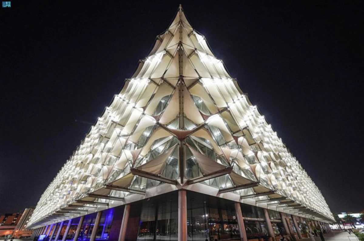 Exposition de diadèmes à la bibliothèque nationale du roi Fahd à Riyad