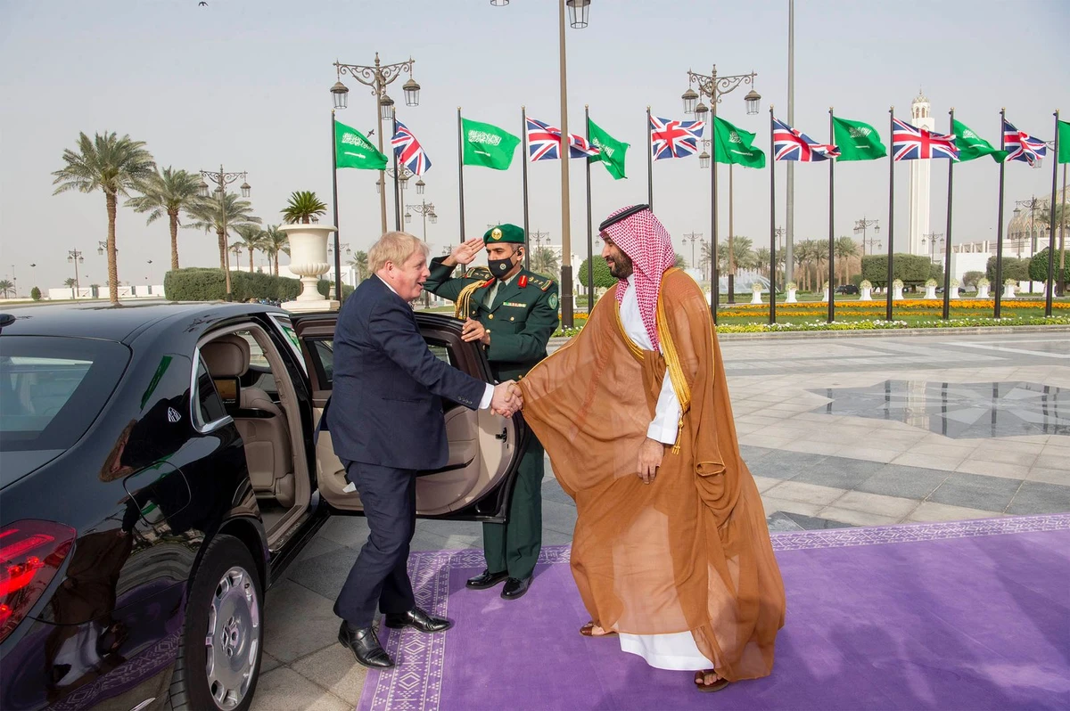 Le prince héritier saoudien, Mohammed ben Salmane, accueille le Premier ministre britannique, Boris Johnson, au palais d’Al-Yamamah à Riyad. (SPA)