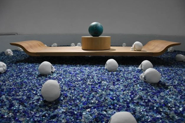 La Mer des tyrannies, une installation de Kamel Yahiaoui, exposée à l'IMA