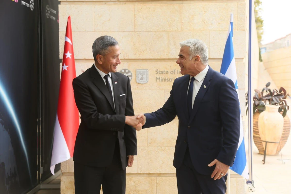 Le ministre des Affaires étrangères de Singapour, Vivian Balakrishnan, rencontre le ministre israélien des Affaires étrangères, Yair Lapid, à Jérusalem, le 21 mars 2022. (Twitter: @yairlapid )