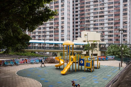 Une aire de jeux à Choi Wan, Hong Kong le 28 septembre 2018, à l'extérieur de la maison d'un homme de 56 ans qui a développé le premier cas humain de la version rat du virus de l'hépatite E au monde. (Anthony Wallace/AFP)