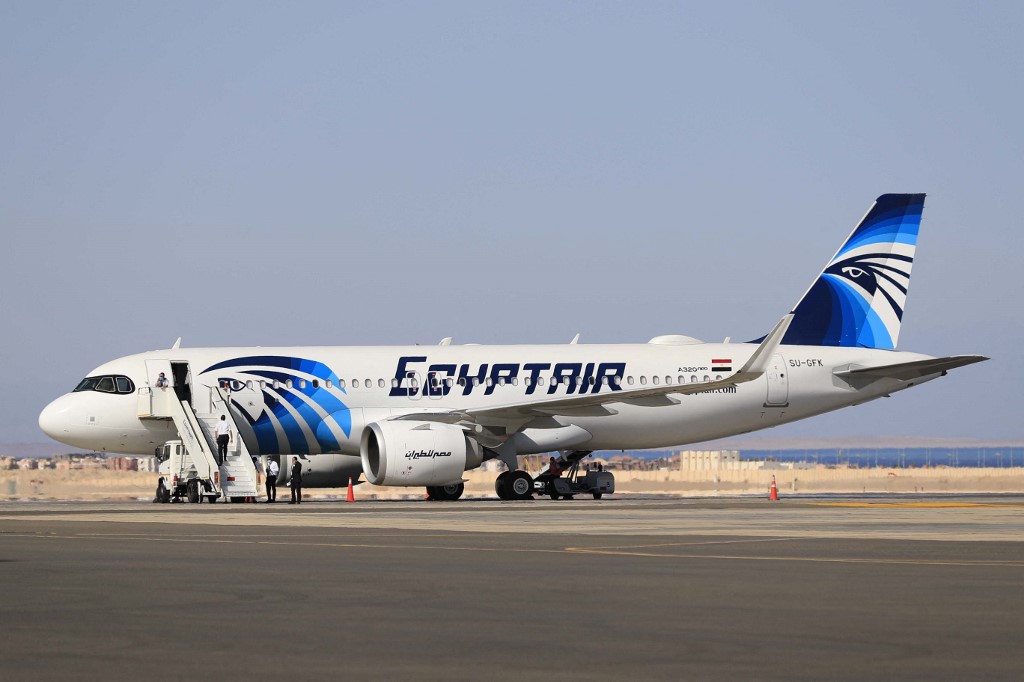 Cette photo d'illustration prise le 20 juin 2020 montre une vue d'un Airbus A320neo d'EgyptAir sur le tarmac de l'aéroport international de Charm el-Cheikh, dans la station balnéaire de la mer Rouge à la pointe sud de la péninsule du Sinaï (AFP)