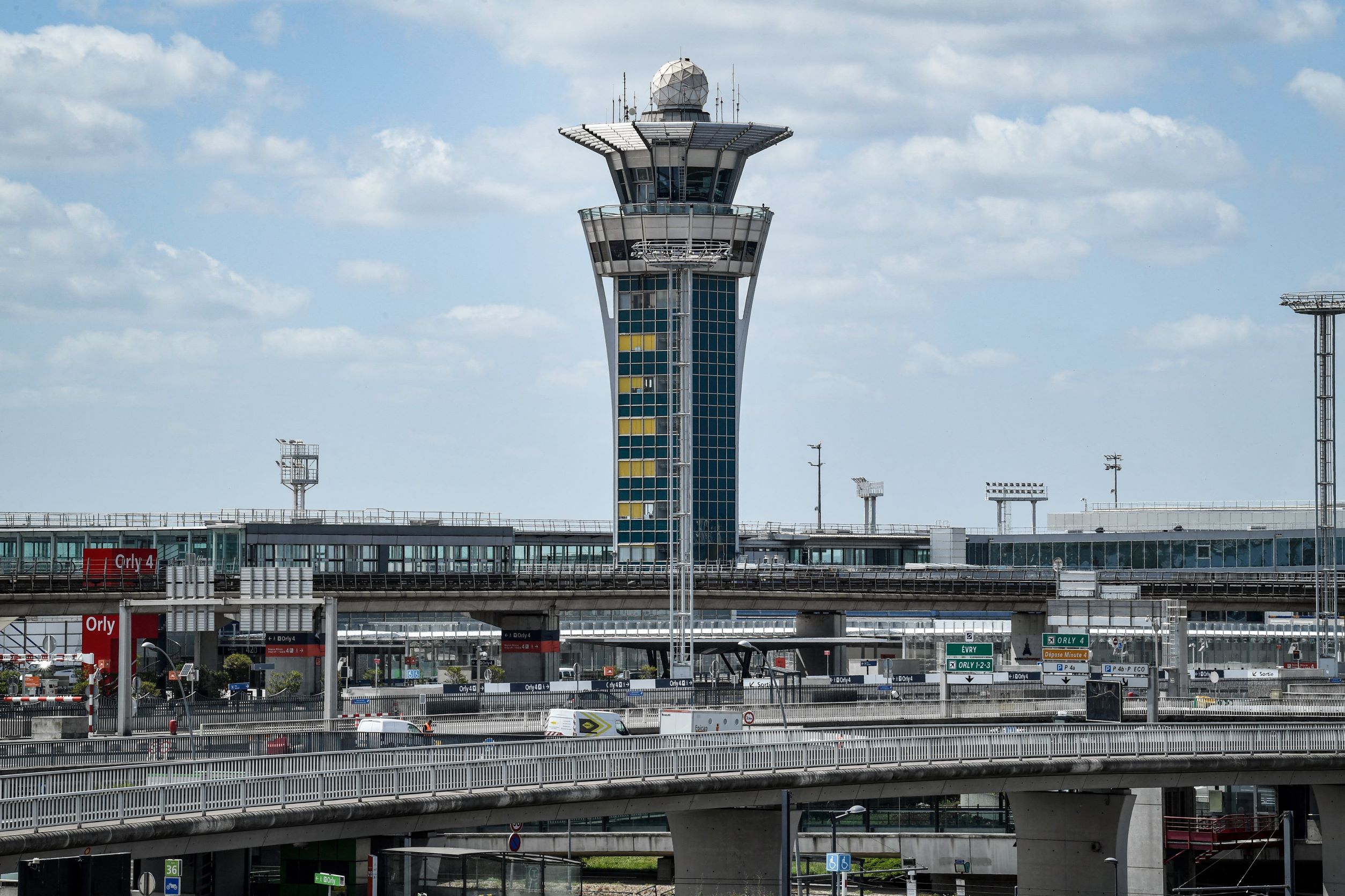 Les aéroports parisiens doivent recruter 4 000 personnes mais peinent à attirer