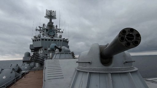 Cette capture d’écran prise et publiée par le ministère russe de la Défense le 18 février 2022 montre le croiseur russe «Moskva» avant sa destruction, à priori par des missiles ukrainiens, pendant les exercices navals de la mer Noire devant le port de Sébastopol, en Crimée. (Polycopié / Ministère russe de la Défense / AFP)