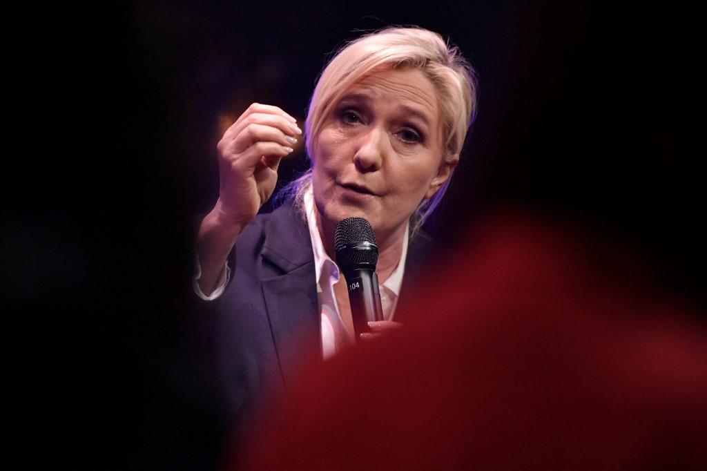 Retraites: Le Pen dénonce une « manœuvre » de Macron et la « trahison » de Mélenchon