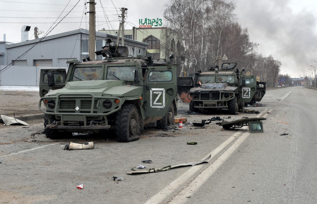 Cette photo montre des véhicules de mobilité de l'infanterie russe GAZ Tigr détruits à la suite de combats à Kharkiv, situé à environ 50 km de la frontière ukraino-russe, le 28 février 2022. (AFP).