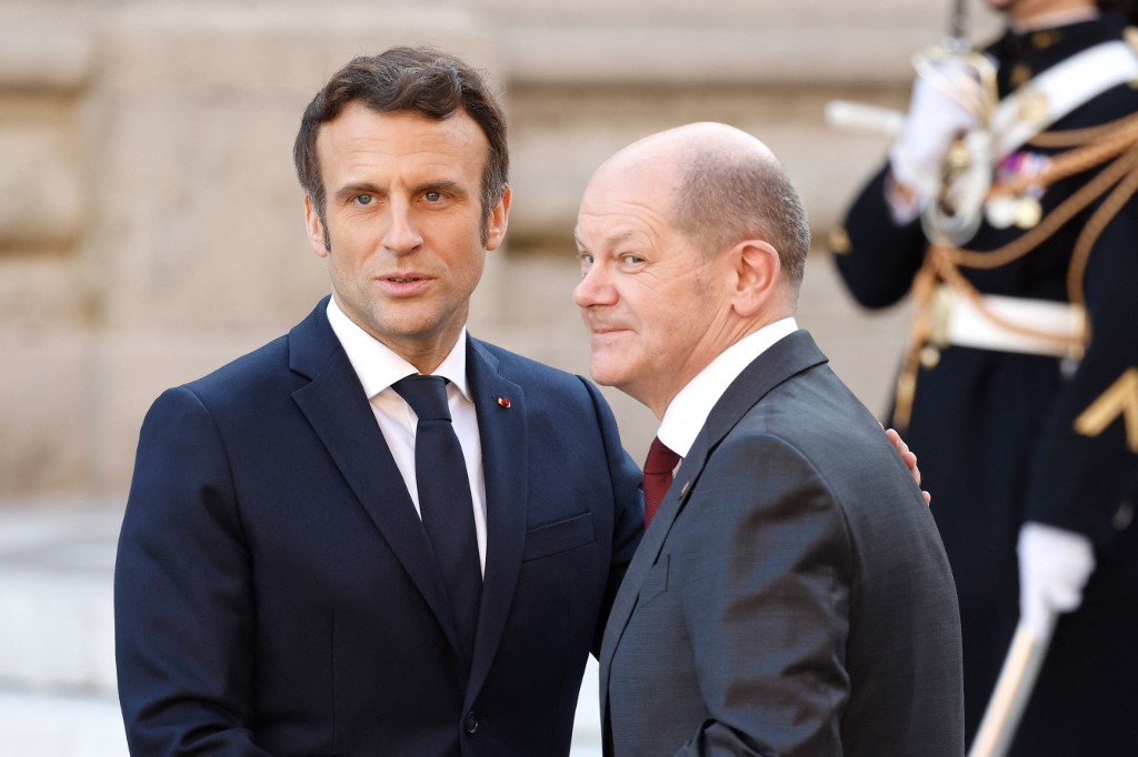 Le président français Emmanuel Macron accueille le chancelier allemand Olaf Scholz (à droite) au château de Versailles, près de Paris, le 10 mars 2022, avant le sommet des dirigeants de l'UE pour discuter des retombées de l'invasion russe en Ukraine (AFP)