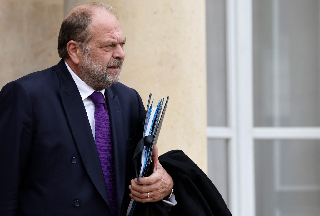 Le ministre français de la Justice, Eric Dupond-Moretti, quitte la réunion hebdomadaire du cabinet au palais présidentiel de l'Elysée, à Paris, le 16 mars 2022. (AFP).