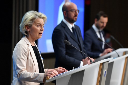 La présidente de la Commission européenne, Ursula von der Leyen (à gauche), s'entretient avec la presse, à côté du président du Conseil européen, Charles Michel (au centre), le deuxième jour d'un sommet de l'Union européenne au siège de l'UE, à Bruxelles, le 25 mars 2022. (Jean Thys/AFP)