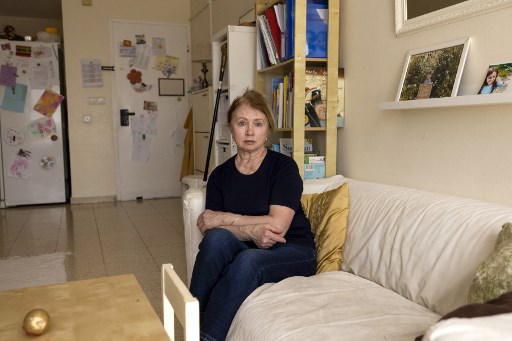 La linguiste Olga Romanova pose pour une photo au domicile de son fils dans la colonie israélienne de Maale Adumim en Cisjordanie occupée à la périphérie de Jérusalem le 29 mars 2022. Née à Moscou, elle a demandé un passeport israélien après l'annexion de la péninsule de Crimée par le président russe Vladimir Poutine en 2014. (Menahem Kahana/AFP)