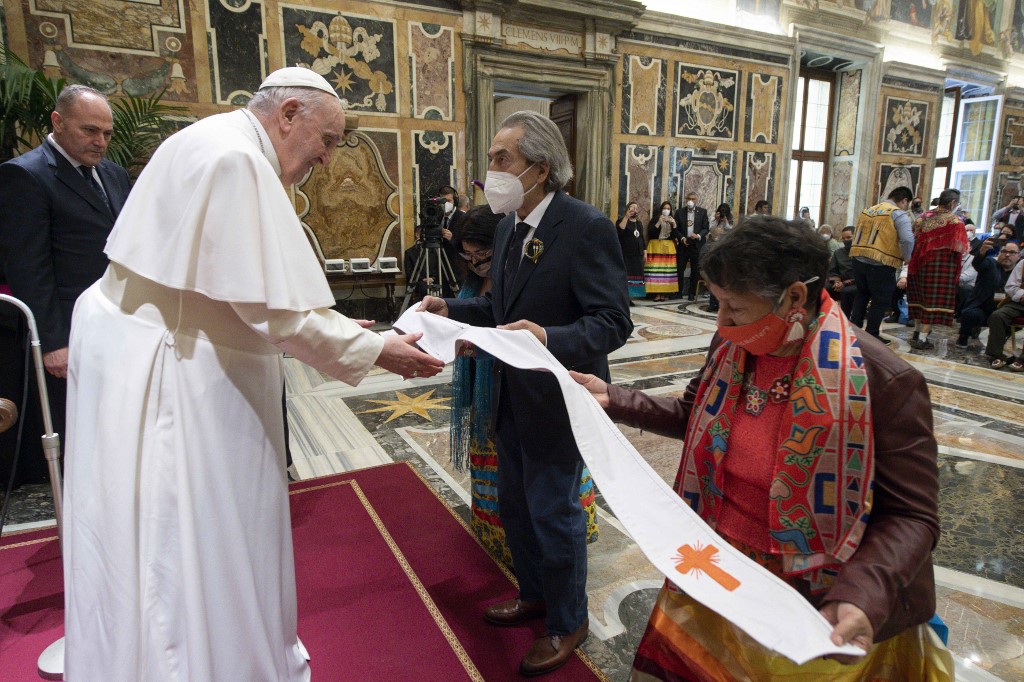 Le pape François reçoit une étole de l'ancien chef national de l'Assemblée des Premières Nations du Canada, Phil Fontaine, lors d'une audience avec les délégations autochtones du Canada au Vatican. Le 1er avril, le pape François a présenté ses excuses pour les décennies d'abus commis dans les pensionnats administrés par l'Église au Canada. (AFP).