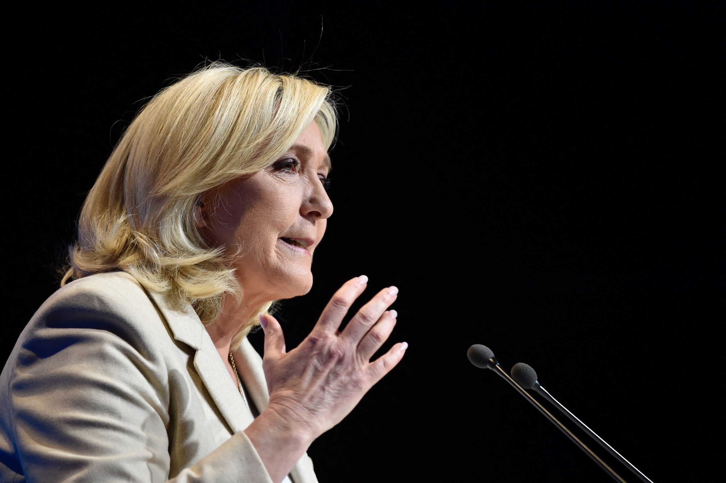 Le Pen veut faire oublier sa proximité avec Poutine