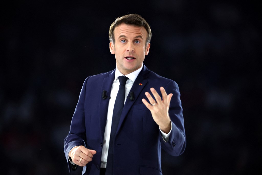 Présidentielle: trois prix Nobel appellent à voter Macron