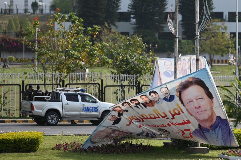 Pakistan: le Premier ministre échappe à la chute et obtient des élections anticipées