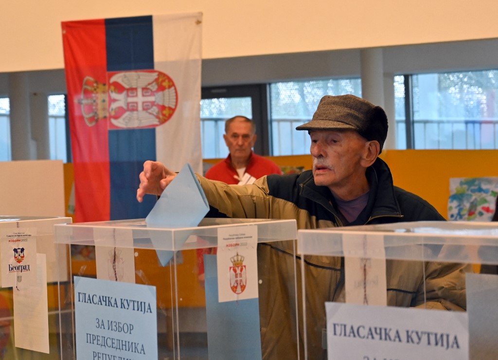 Les Serbes votent dimanche à l'ombre de la guerre en Ukraine