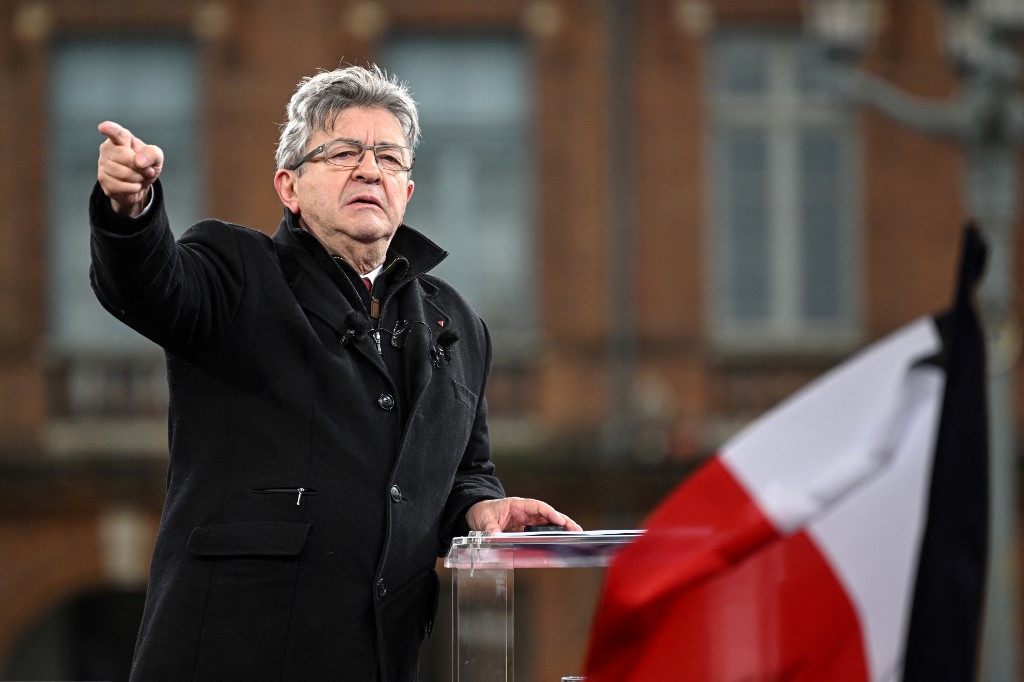 Le candidat présidentiel du parti de gauche français La France Insoumise (LFI), Jean-Luc Melenchon, prononce un discours lors d'un meeting de campagne une semaine avant le premier tour de l'élection présidentielle française, sur la place du Capitole à Toulouse le 3 avril 2022. (AFP)