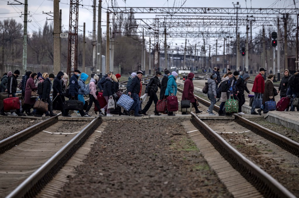 Des familles arrivent pour monter dans un train à la gare centrale de Kramatorsk alors qu'elles fuient la ville de Kramatorsk, dans l'est du pays, dans la région du Donbass, le 4 avril 2022, lors de l'invasion de l'Ukraine par la Russie. (AFP).
