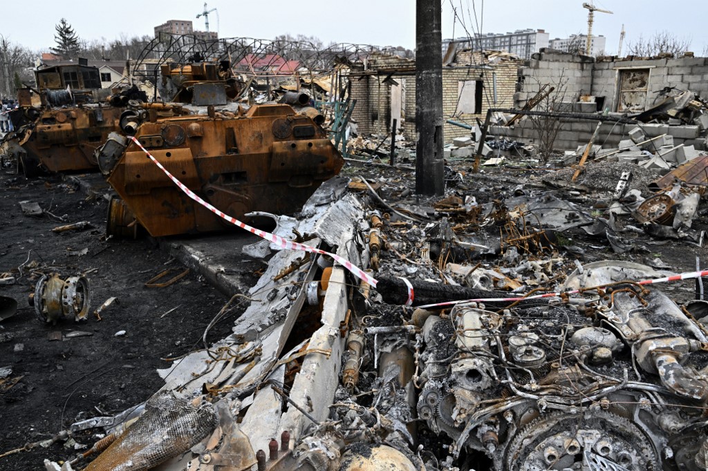 Des débris de véhicules blindés détruits sont visibles dans une rue de la ville de Boutcha, à la périphérie de la capitale ukrainienne Kiev, le 5 avril 2022. (AFP).
