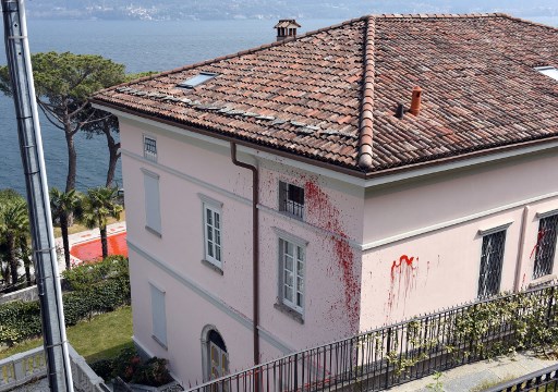 Italie: peinture rouge sang dans la piscine d'un proche de Poutine