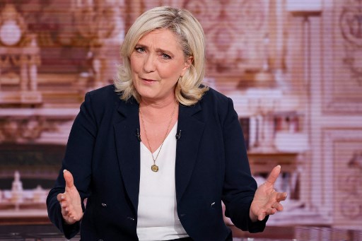 Présidentielle française: Le Pen veut sanctionner le port du voile par une «amende»