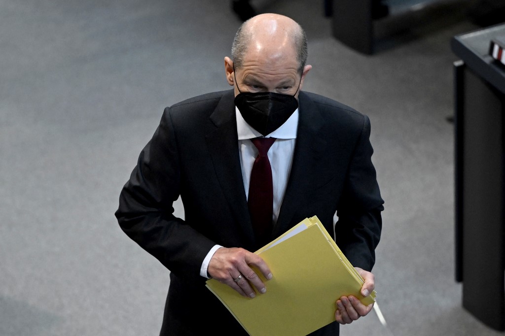 Le chancelier allemand Olaf Scholz quitte la salle plénière lors d'une pause dans les débats au Bundestag (chambre basse du parlement) à Berlin, le 7 avril 2022. Les délégués débattaient du projet d'imposer des vaccinations obligatoires Covid-19. (AFP).