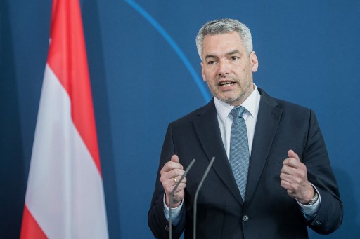 Dans cette photo d'archive prise le 31 mars 2022, le chancelier autrichien Karl Nehammer donne une conférence de presse conjointe avec la chancelière allemande à la suite de discussions bilatérales à la chancellerie de Berlin. (Stefanie Loos/Pool/AFP)