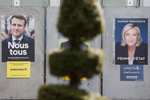 Présidentielle: Macron et Le Pen cultivent leurs divergences sur l'interdiction du voile