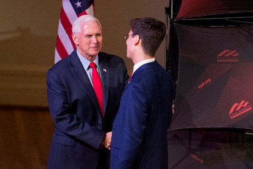 L'ancien vice-président américain Mike Pence (à gauche) est accueilli par les jeunes Américains pour la liberté (YAF) à la chaire de l'Université de Virginie, Nick Cabrera, lors d'une conférence sur le campus organisée par le groupe à l'Université de Virginie à Charlottesville, Virginie, le 12 avril 2022. (Ryan M. Kelly/AFP)