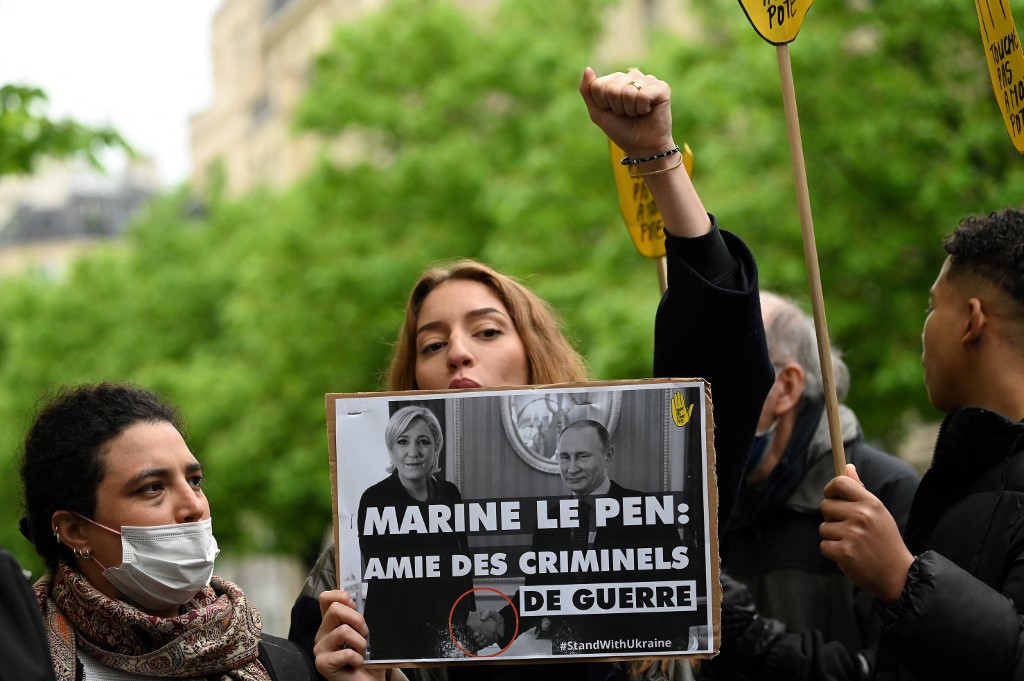 L'évacuation musclée d'une militante vire au pugilat entre Le Pen et Darmanin
