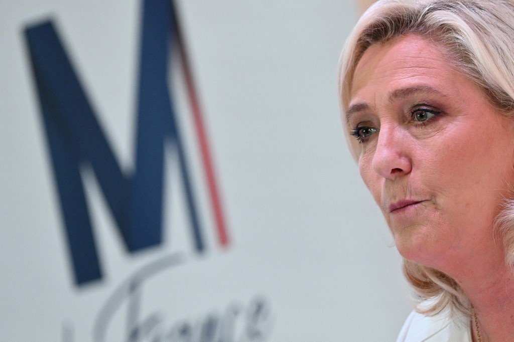 La députée française d'extrême droite Rassemblement national (RN) et candidate à la présidentielle Marine Le Pen tient une conférence de presse sur la diplomatie et la politique étrangère à Paris le 13 avril 2022, avant le second tour de l'élection présidentielle française. (AFP)