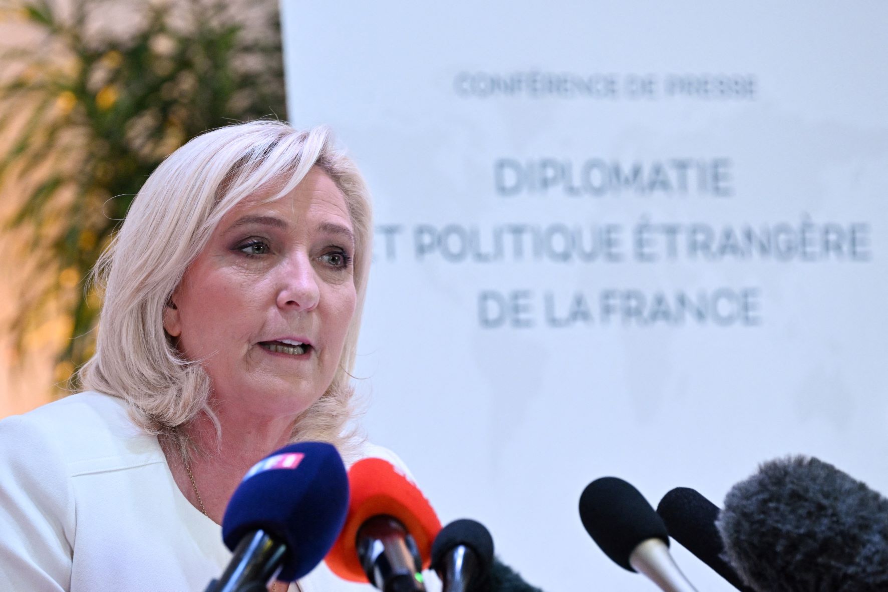 Otan, UE, Russie: Le Pen présente sa politique étrangère et se défend de «soumission à Moscou»