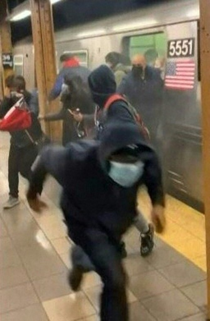 Accusé d'avoir «semé la terreur», le tireur présumé du métro new-yorkais en détention